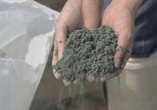 ゼオライトを砂状に加工写真